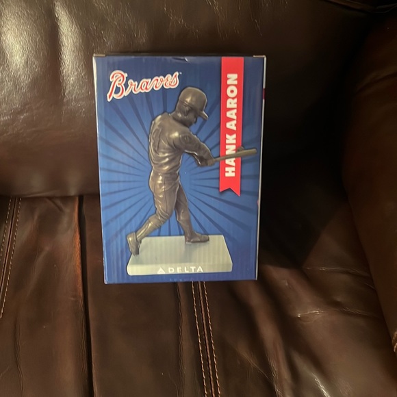 Braves fans!!  Hank Aaron Statue brand new mint condition - Picture 2 of 3